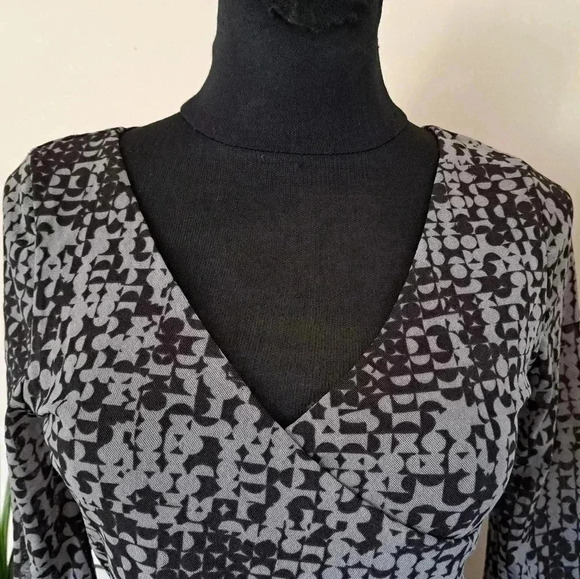 ❤️ Unlisted by Kenneth Cole Wrap Top 3/4 Sleeve Abstract Grey Women's Size Small - Picture 5 of 14